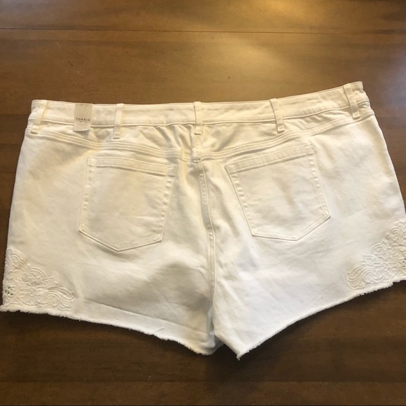 - **NWT** Torrid White Cutout Embroidery Skinny Short - Picture 5 of 9